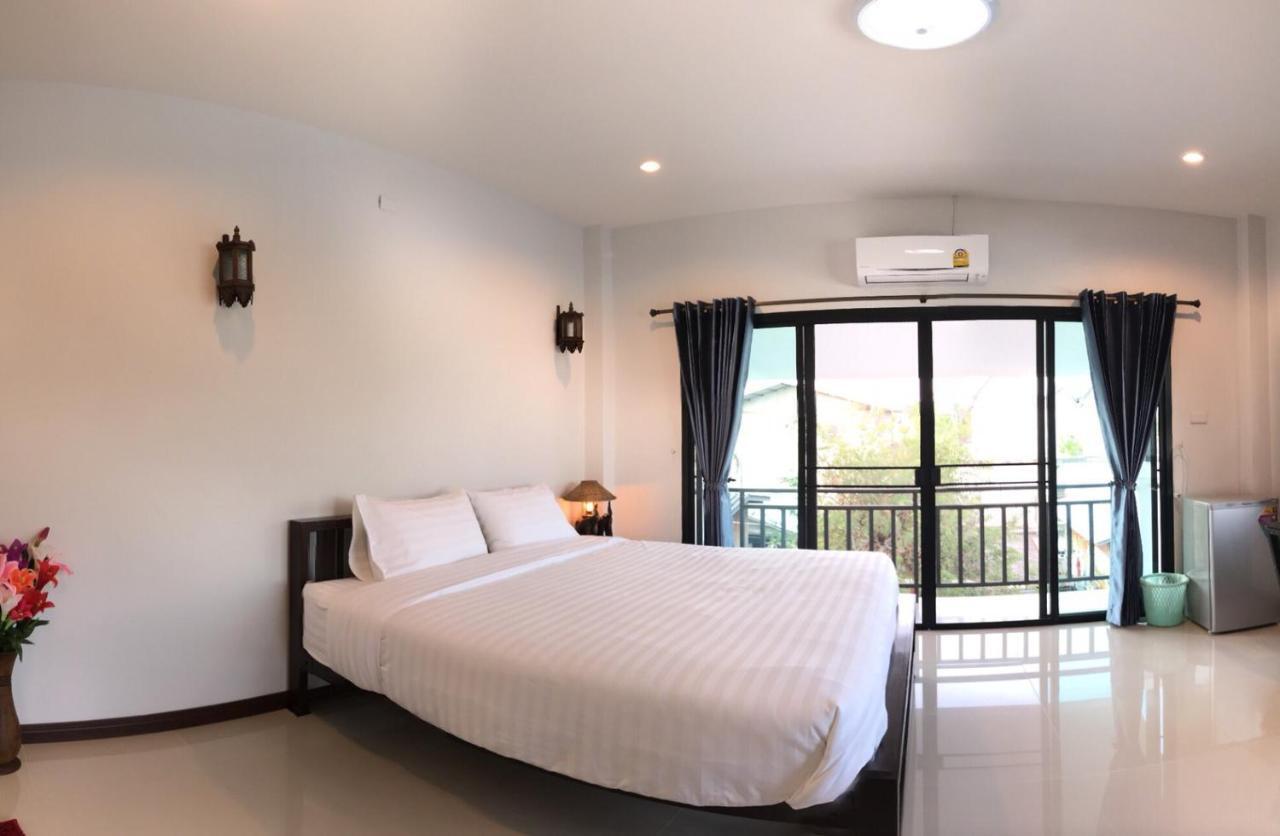 Hostal Baan Chaisri (adults Only) *